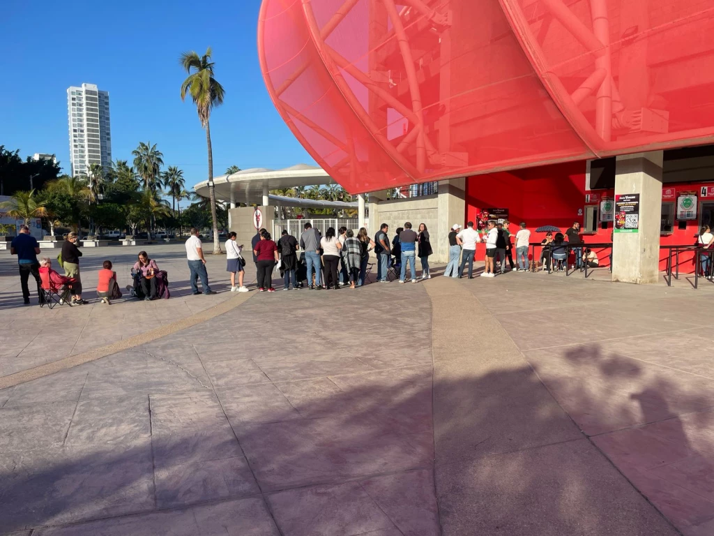 Largas filas para la entrega de boletos gratuitos para el Carnaval de Mazatlán 2025