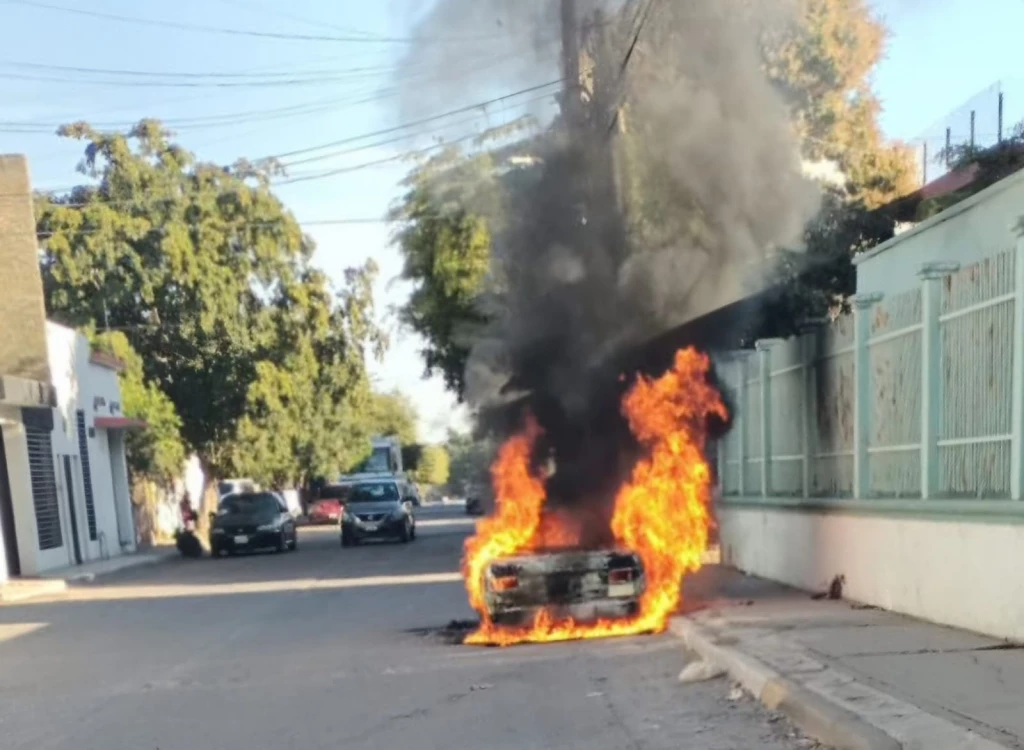 Se incendia automóvil de agente de la policía de tránsito en Culiacán