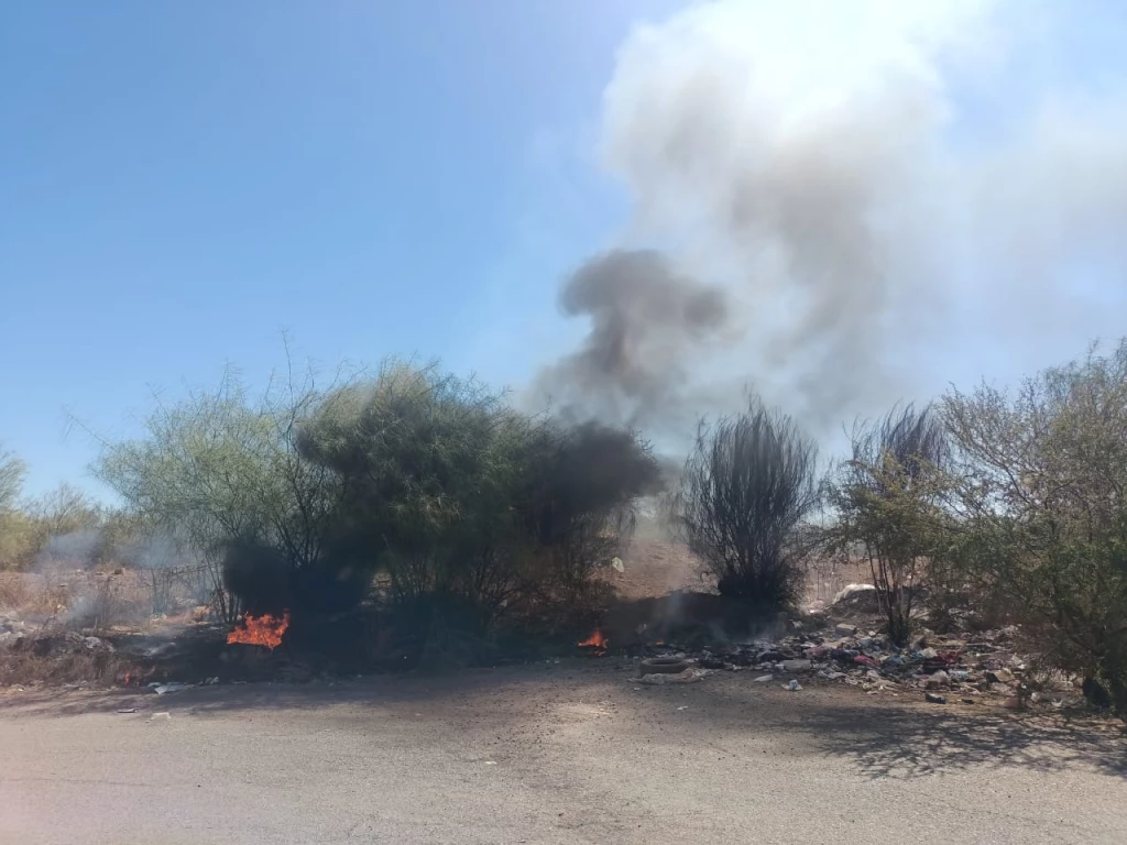 Reportan vecinos de la colonia Urbi Villas de Ciudad Obregón basureros clandestinos