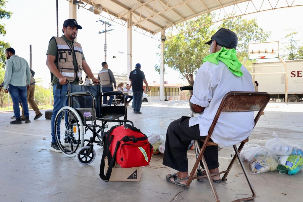 Entrega SEBIDES apoyos a comunidades de Elota