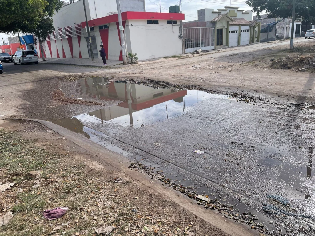 ¡Completa asquerosidad! Reportan drenaje colapsado en calle Prado Único y Oceanía