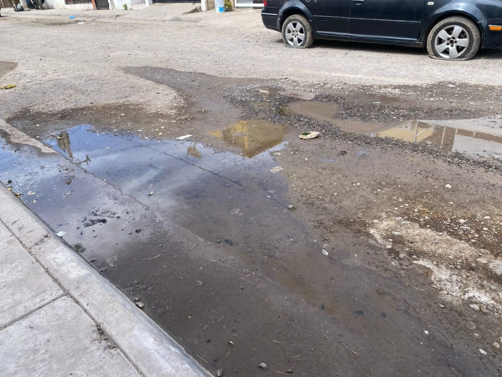 Vecinos de Inf. Palos Verdes en Los Mochis denuncian que Japama ignora reportes de fugas de agua pese a la sequía