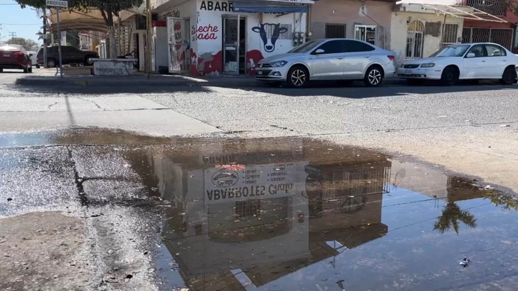 Reportan presencia de fuga de agua potable en el centro de Los Mochis