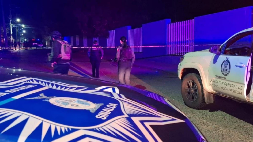 Encuentran cuerpo de joven asesinado a balazos sobre banqueta de escuela primaria en la Lázaro Cárdenas