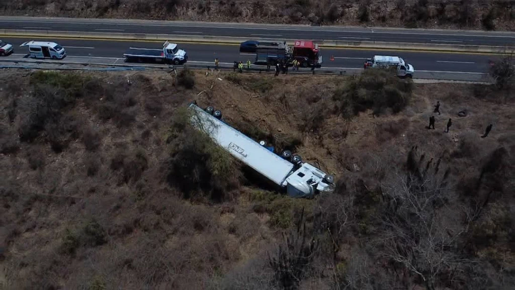 Se vuelca tráiler que transportaba pollo  a la altura de la caseta de Mármol