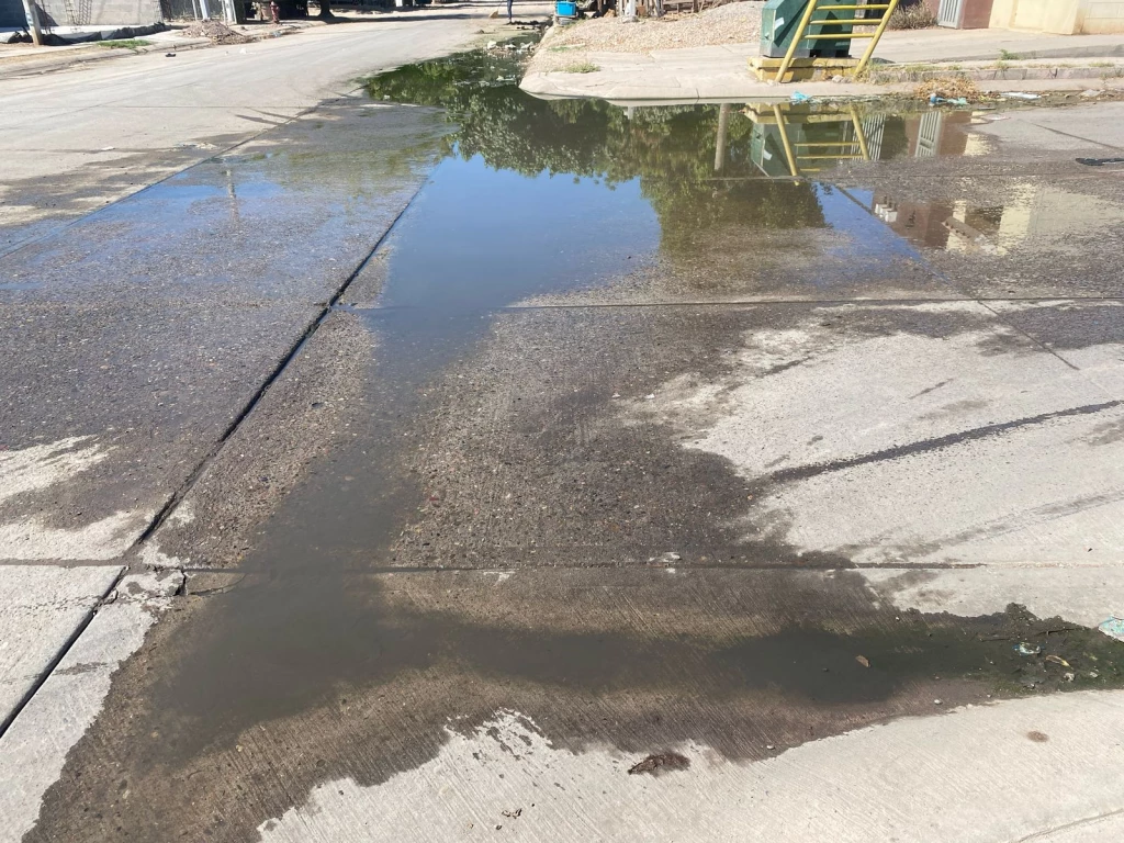 Denuncian mega fuga de agua residual en el  Fracc. Las Azucena de Los Mochis