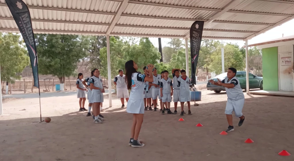 Comparten niños y jóvenes de la zona rural pasión y entusiasmo a través del handball.