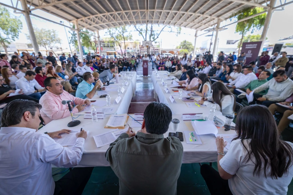 Juan de Dios Gámez atiende a la ciudadanía durante la Sesión de Cabildo Abierto en la sindicatura de Aguaruto