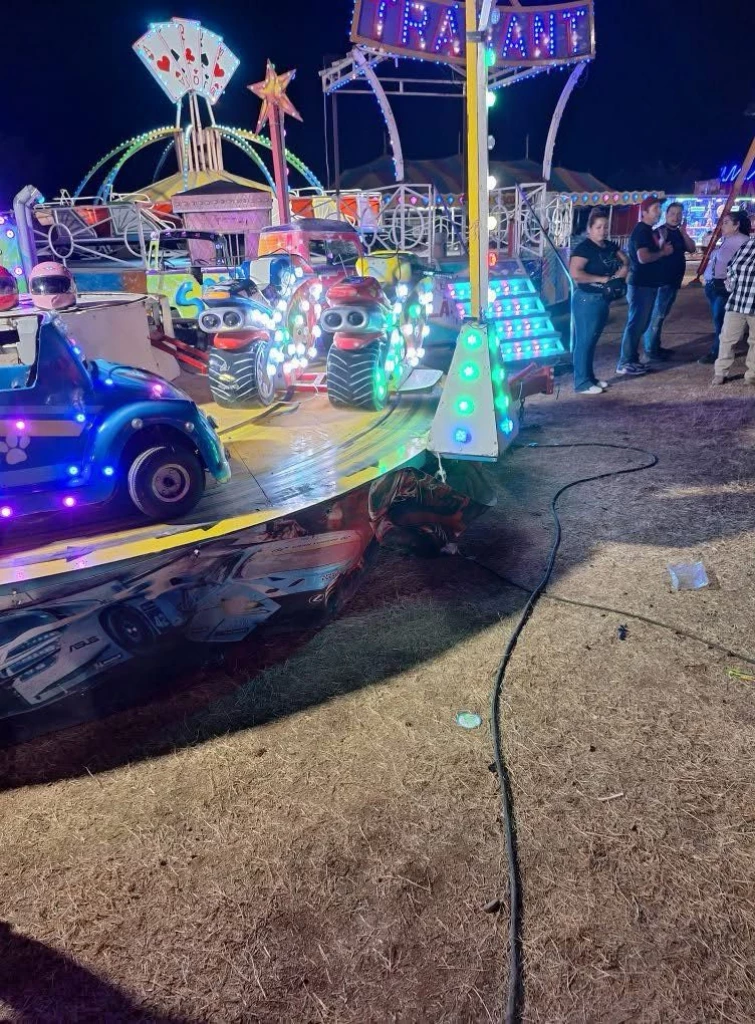 Hombre resulta herido tras salvar a su hija que era arrastrada por un juego mecánico en Feria de Rosario