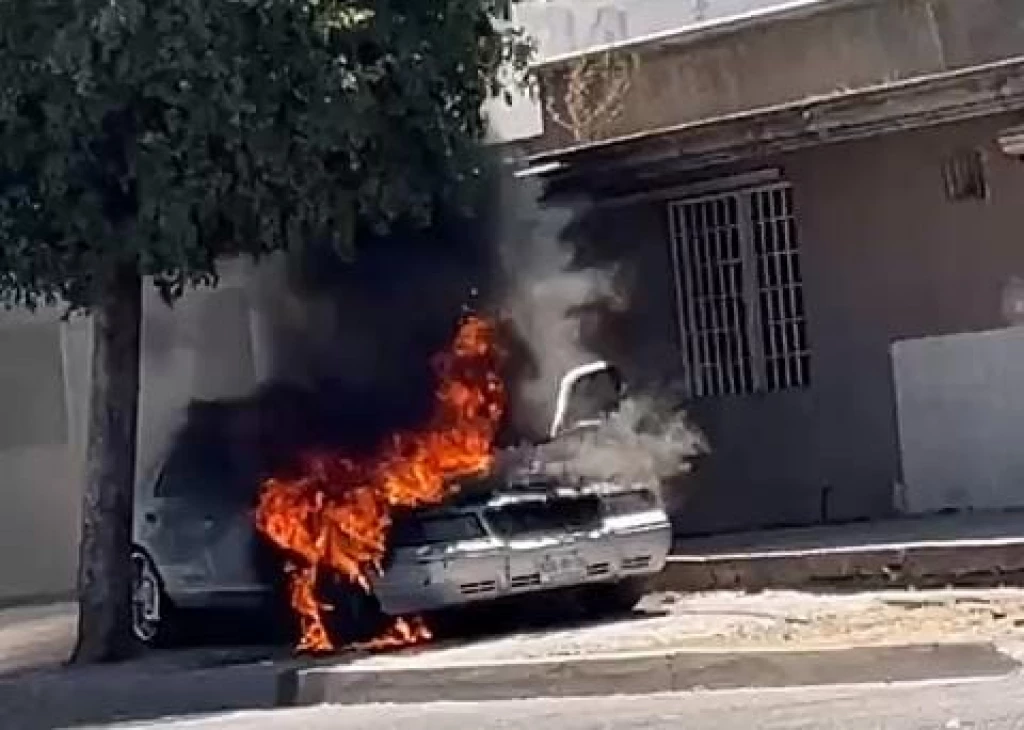 Llamas consumen en su totalidad a vehículo en Culiacán