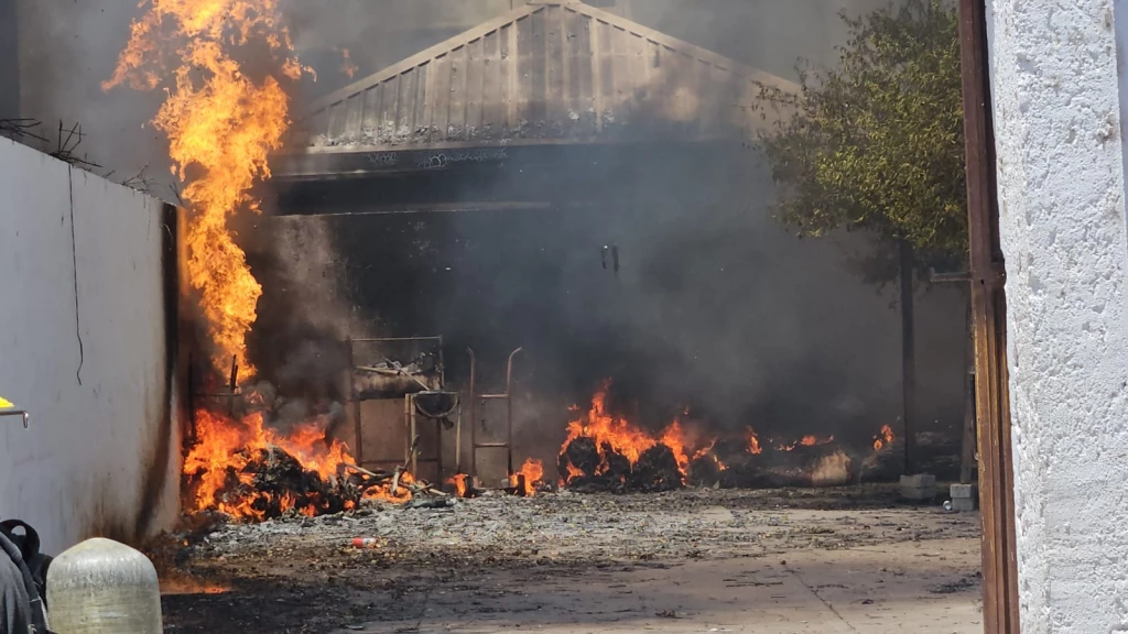 Se registra fuerte incendio en la CNOP en Culiacán; hay tres casas afectadas