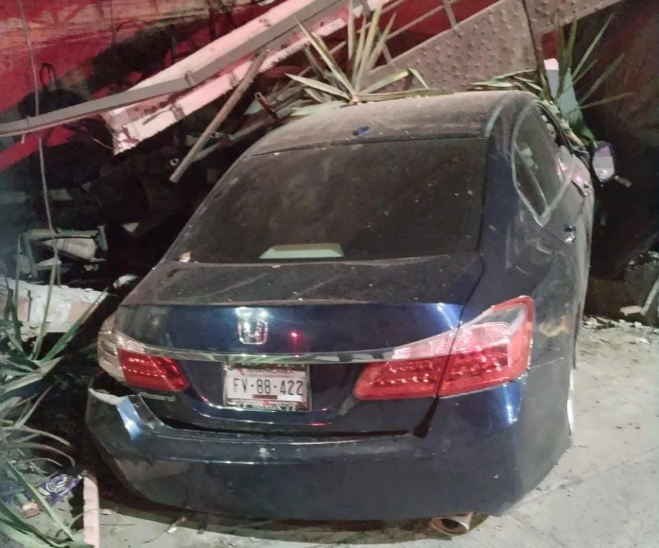 Tras persecución y choque, detienen a pareja en Culiacán; les aseguran un arma
