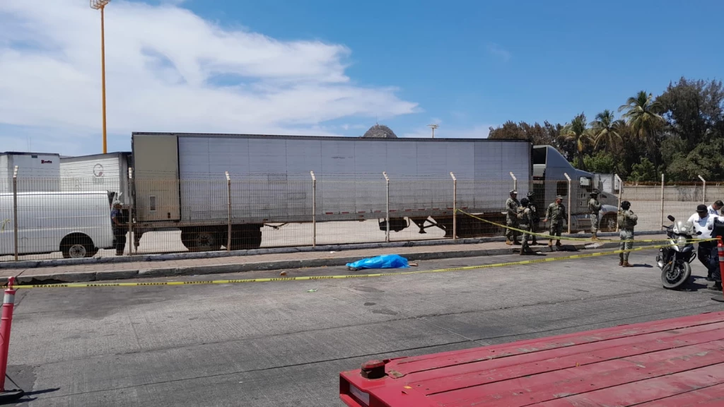Muere adulto mayor arrollado por tráiler en Infonavit Playa Sur en Mazatlán