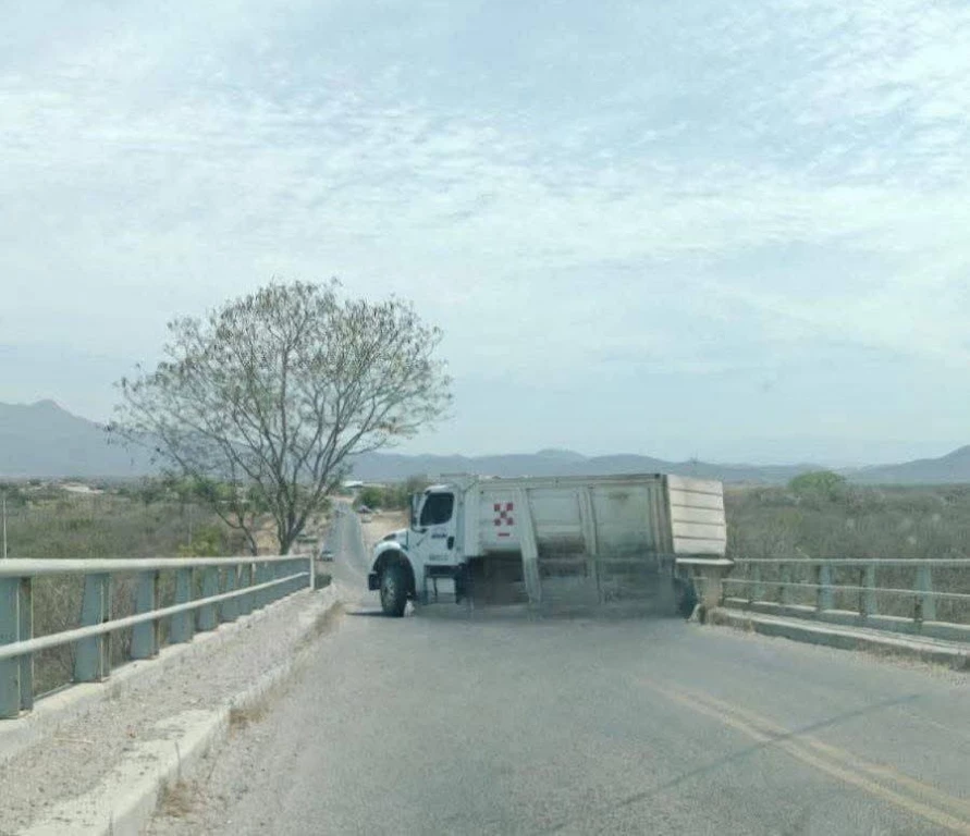 Narcobloqueos en caminos de zonas rurales al norte y sur de Mazatlán