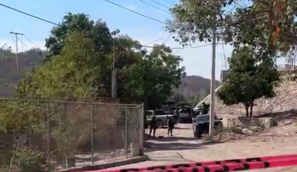 Dos civiles muertos y arsenal asegurado tras enfrentamiento en Siqueros