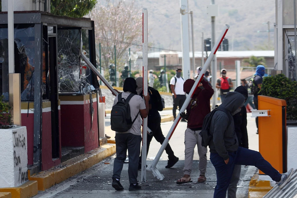 Estudiantes destrozan caseta de peaje en autopista de Chilpancingo tras asesinato de activista