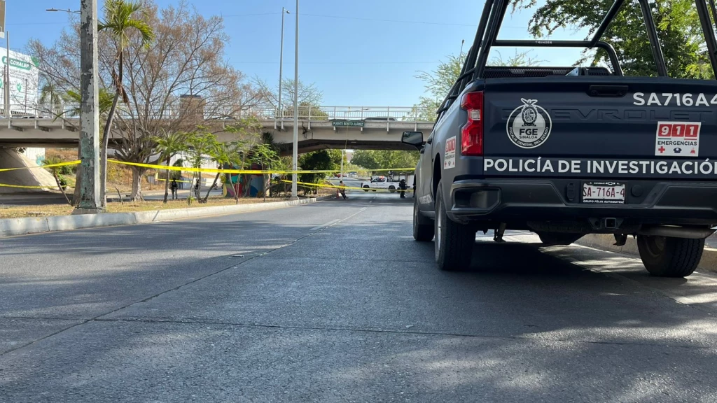 Localizan a hombre asesinado y colgado en puente del Malecón Nuevo, en Culiacán