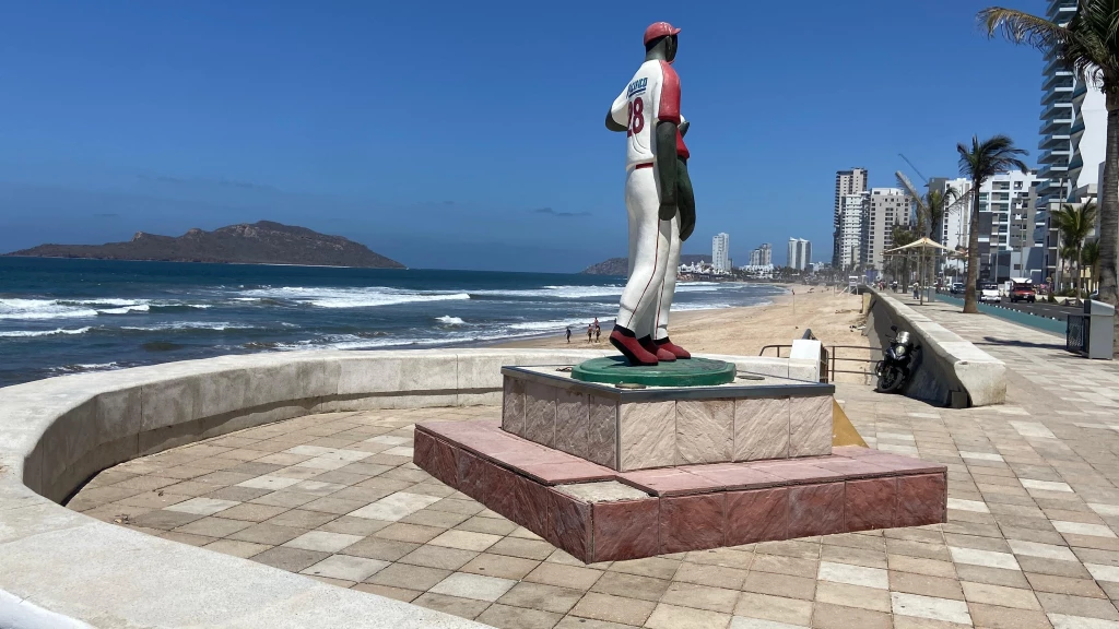 Se les está dando mantenimiento a plazoletas ubicadas sobre el malecón de Mazatlán