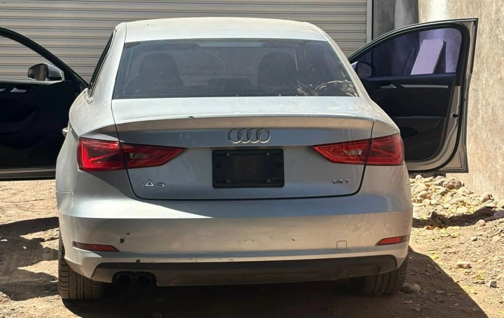 Abandonan automóvil de lujo con impactos de bala en Juntas del Humaya, en Culiacán