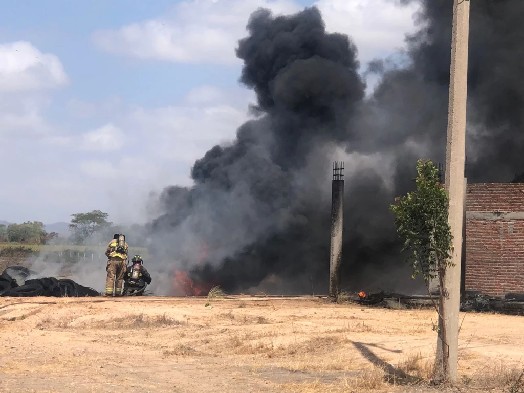 Llantas acumuladas en terreno se incendian en la sindicatura de Villa Unión