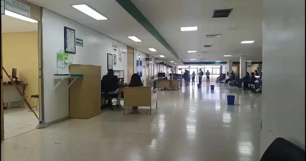 Reportan goteras por los pasillos de IMSS Hospital General zona 49 en Los Mochis