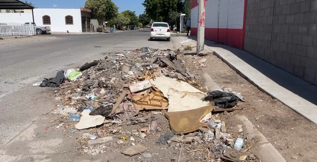 Denuncian escombro y basura en el Fracc. Santa Luz de Los Mochis