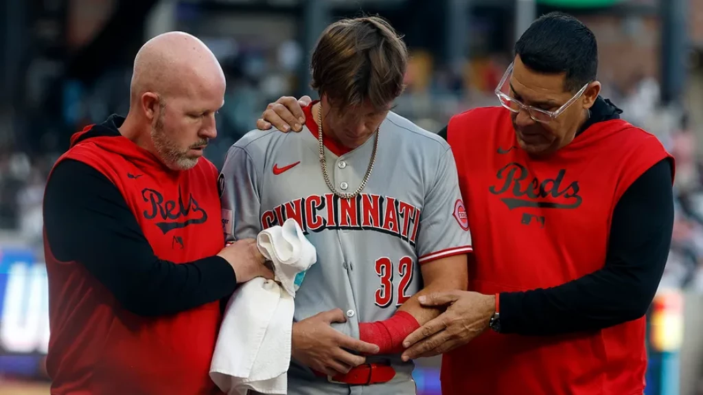 Tyler Callihan, jardinero de los Cincinnati Reds sufre sorprendente fractura tras jugada