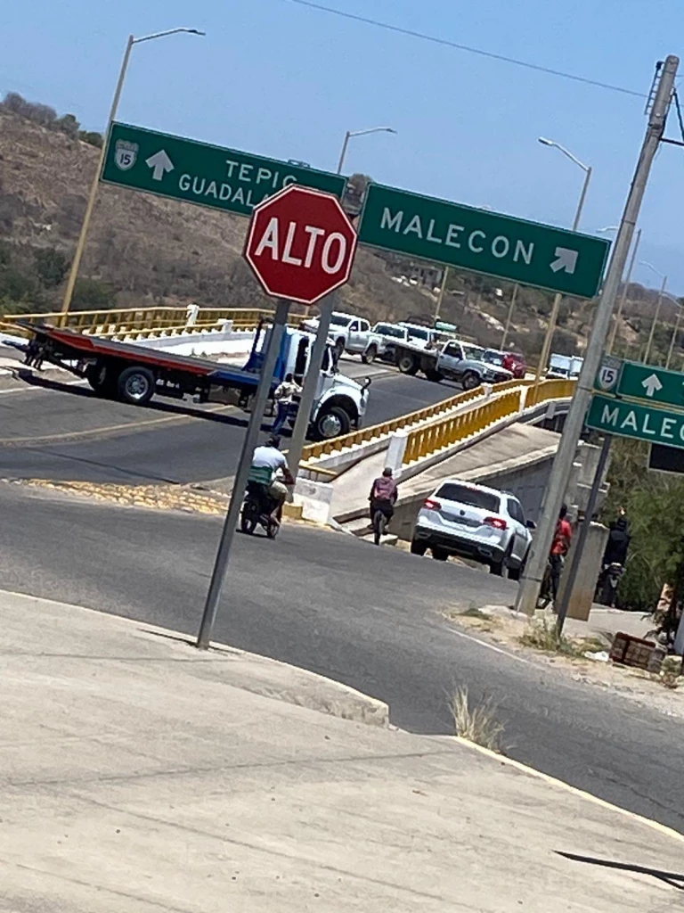 Se reportan bloqueos en carretera de El Rosario, Sinaloa