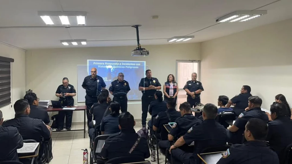 El Cuerpo de Bomberos de Mazatlán se capacita para enfrentar emergencias con materiales peligrosos