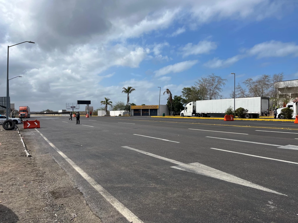 Bloqueos e inseguridad en carreteras de Sinaloa provocará el aumento en el costo del flete en mercancías