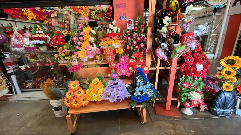 Flores, ropa y detalles económicos...lo más buscado para regalar a las mamás en Mazatlán