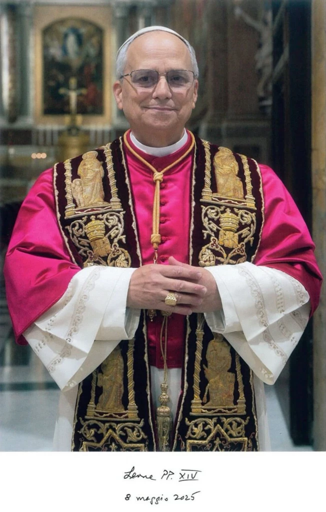 El Vaticano presenta nuevo escudo papal de León XIV
