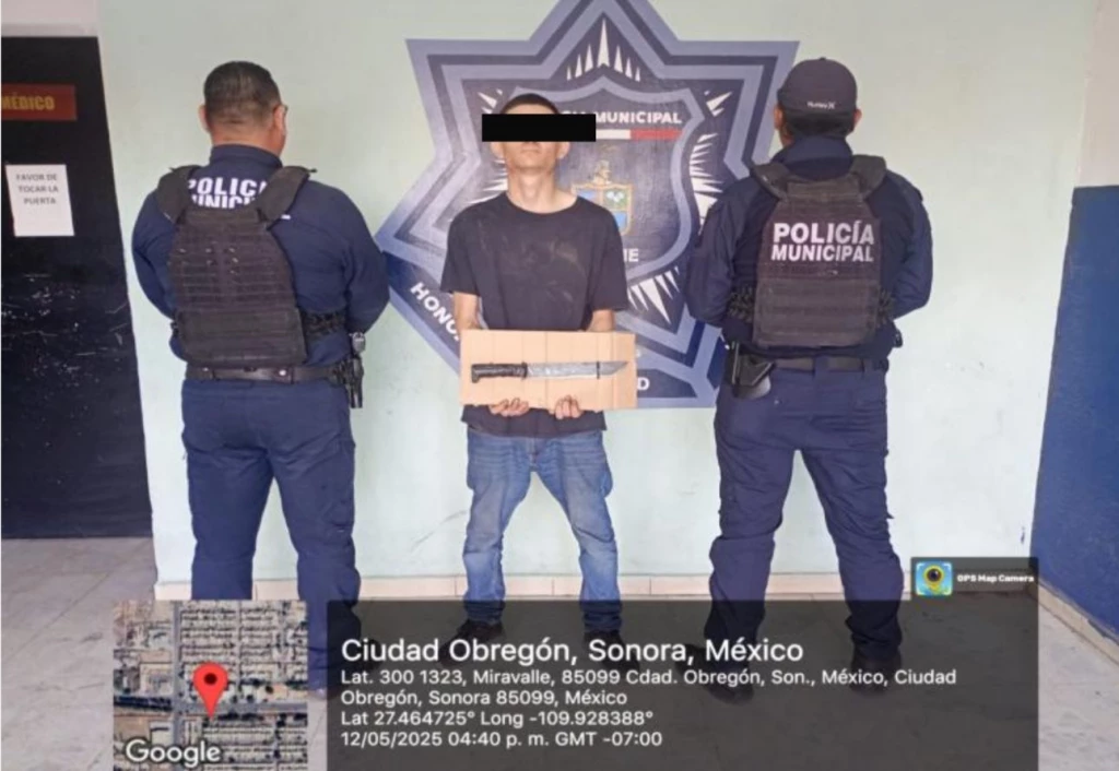 Detienen a dos hombres por portar machete y conducir moto robada en Cajeme