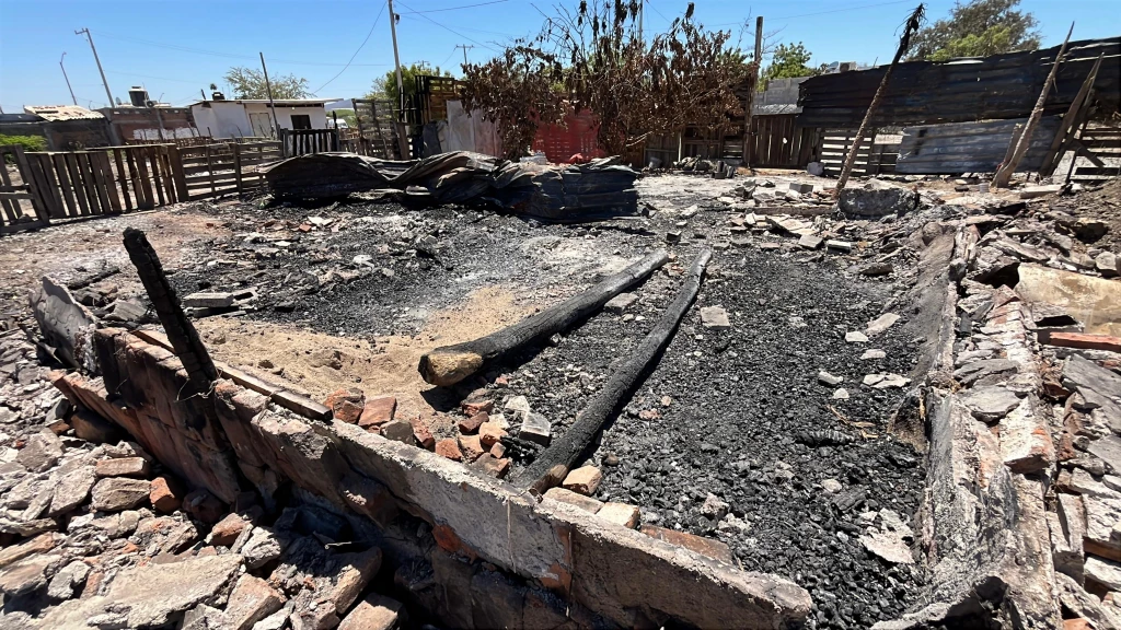 Cinco familias lo perdieron todo tras incendio en zona de invasión en Mazatlán