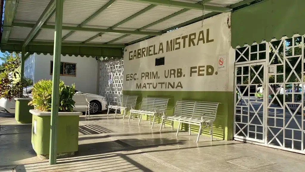 Padres de familia y las múltiples quejas contra directora de escuela primaria en Mazatlán; ¡ni la autoridad puede con ella!