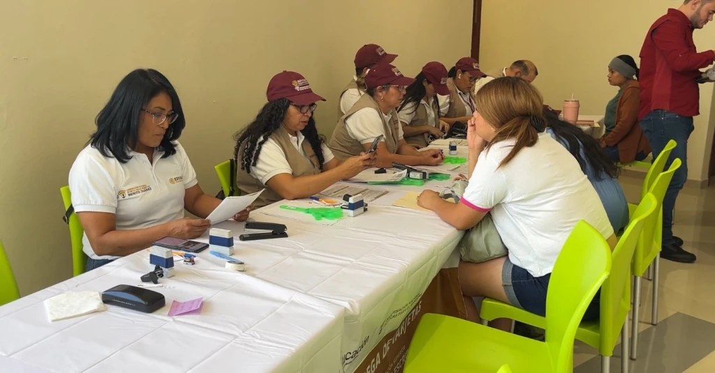 Estudiantes de la UAIM Los Mochis reciben tarjetas de la beca Jóvenes Escribiendo el Futuro