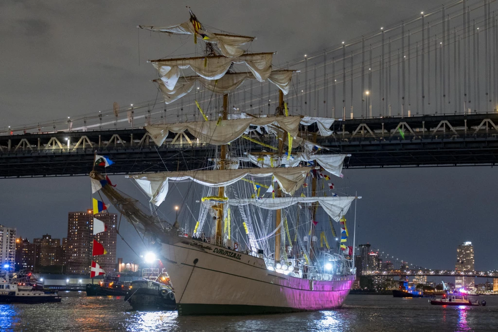Mueren dos tripulantes mexicanos tras colisión de buque mexicano contra puente de Brooklyn