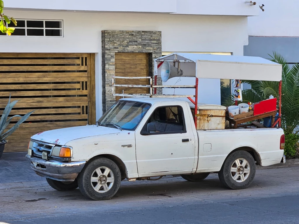 Ejecutan a un hombre dentro de camioneta en Culiacán