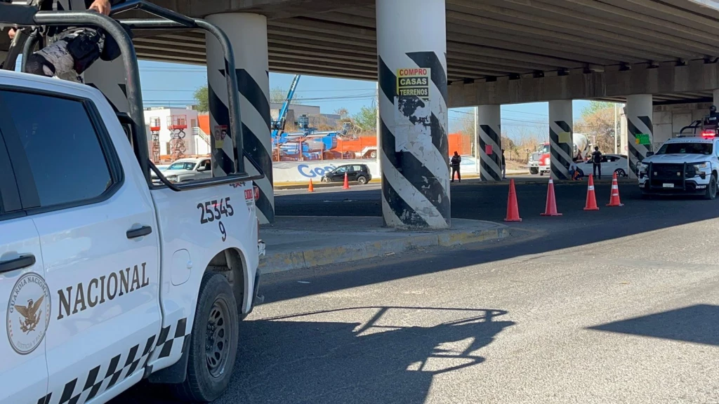 Grupo armado deja tres hombres esposados y heridos de bala bajo puente de la Costerita, en Culiacán
