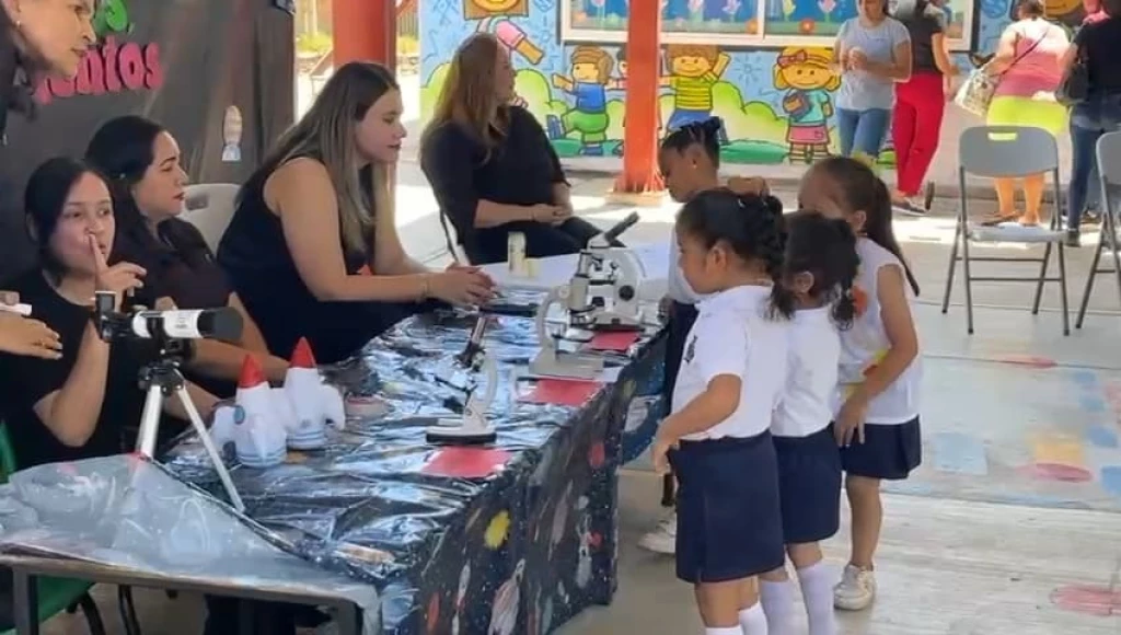 Pequeños participan en la Feria de la Ciencia del Jardín de Niños Romana de la Peña en Mazatlán