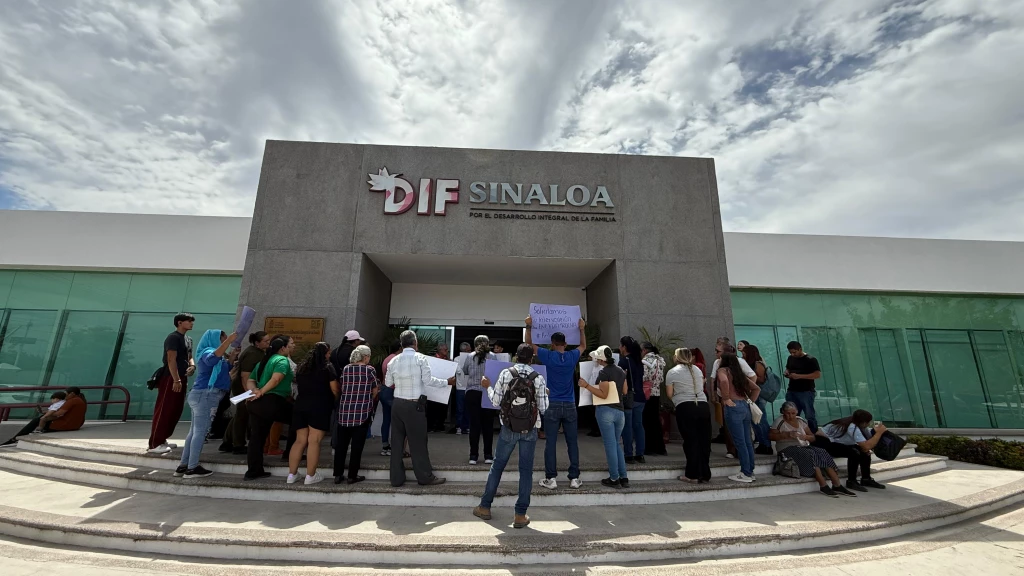 Familias de Movimiento Antorchista se manifiestan en DIF Sinaloa