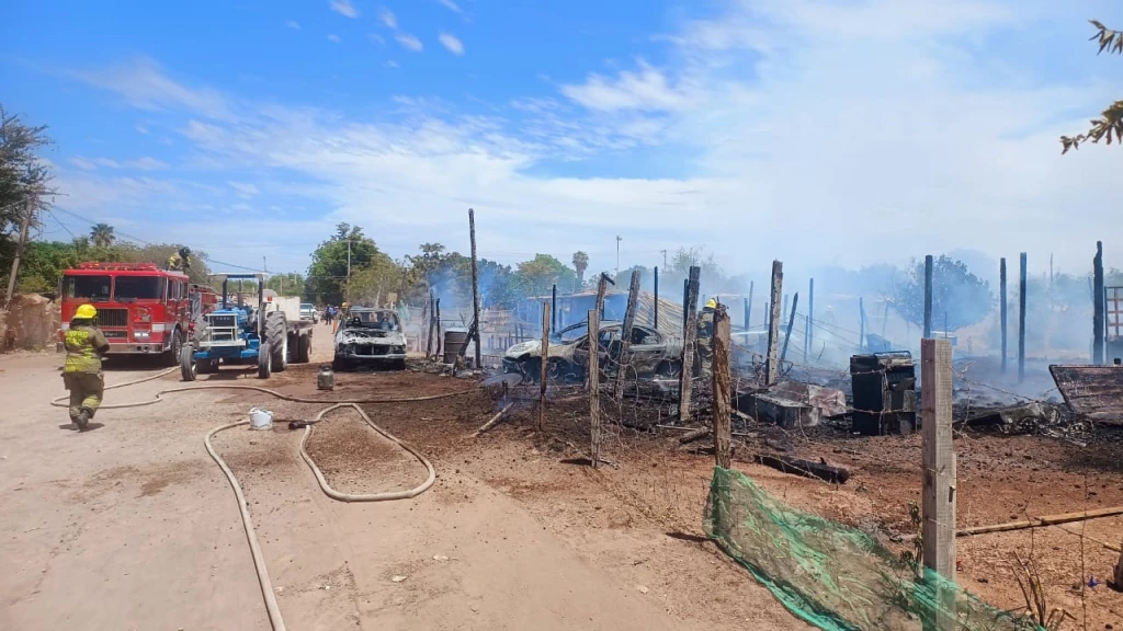 Incendio en invasión Kuraica moviliza a bomberos en Pueblo Yaqui