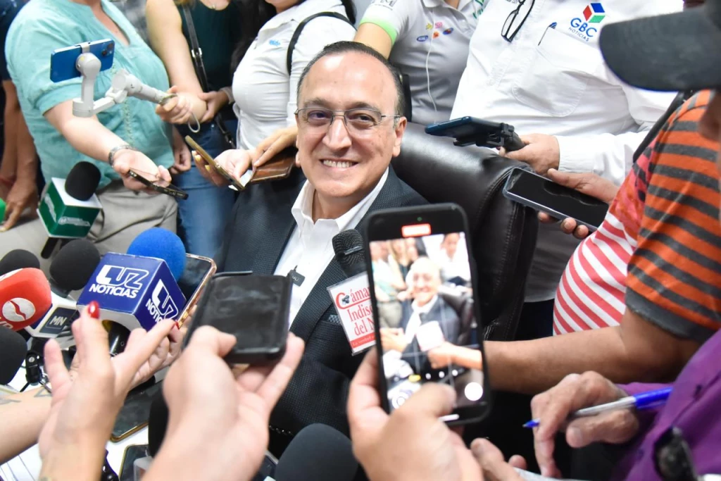Alcalde Antonio Menéndez revisa posible enroque entre Obras Públicas y Servicios Públicos.
