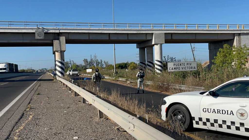Localizan cuerpo sin vida envuelto en lona azul sobre la carretera Culiacán-Eldorado
