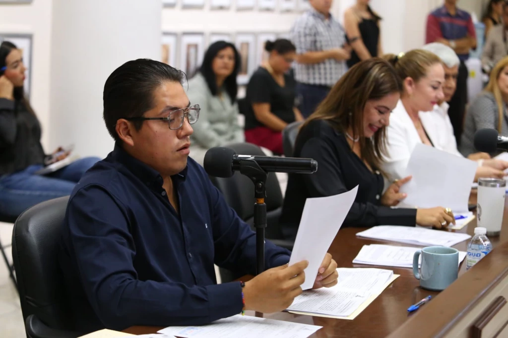 Avanza trámite de pensión para viuda de policía caído