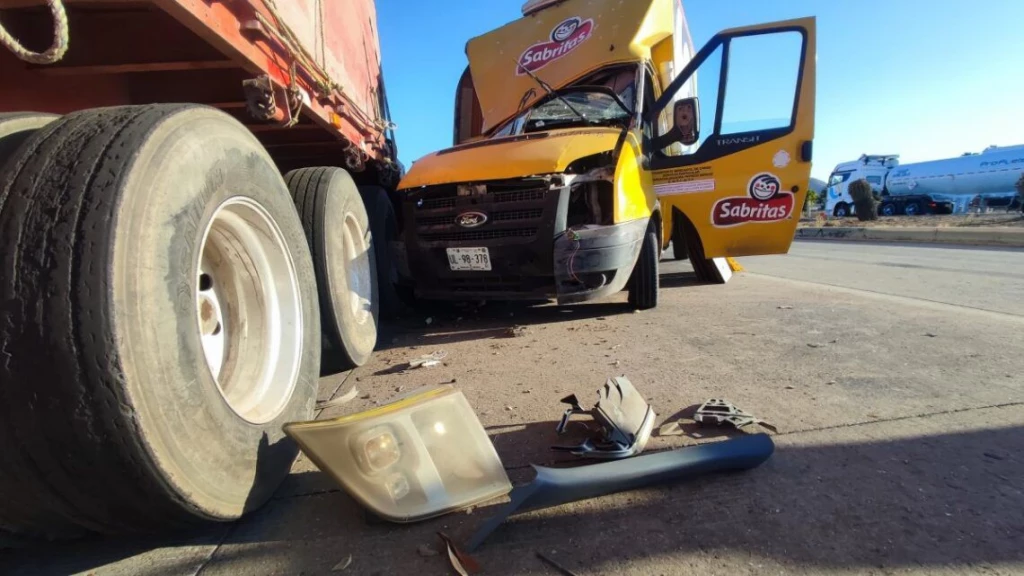 Camión repartidor de frituras choca contra tráiler en la carretera Mochis–Topolobampo