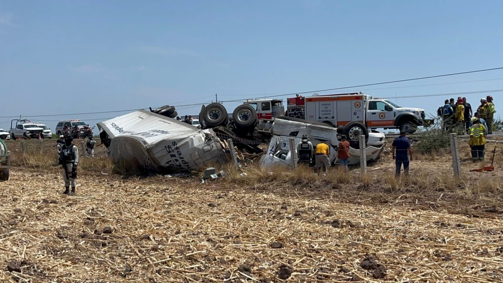 Conductor resulta gravemente herido tras volcadura de tráiler en la maxipista Culiacán-Mazatlán