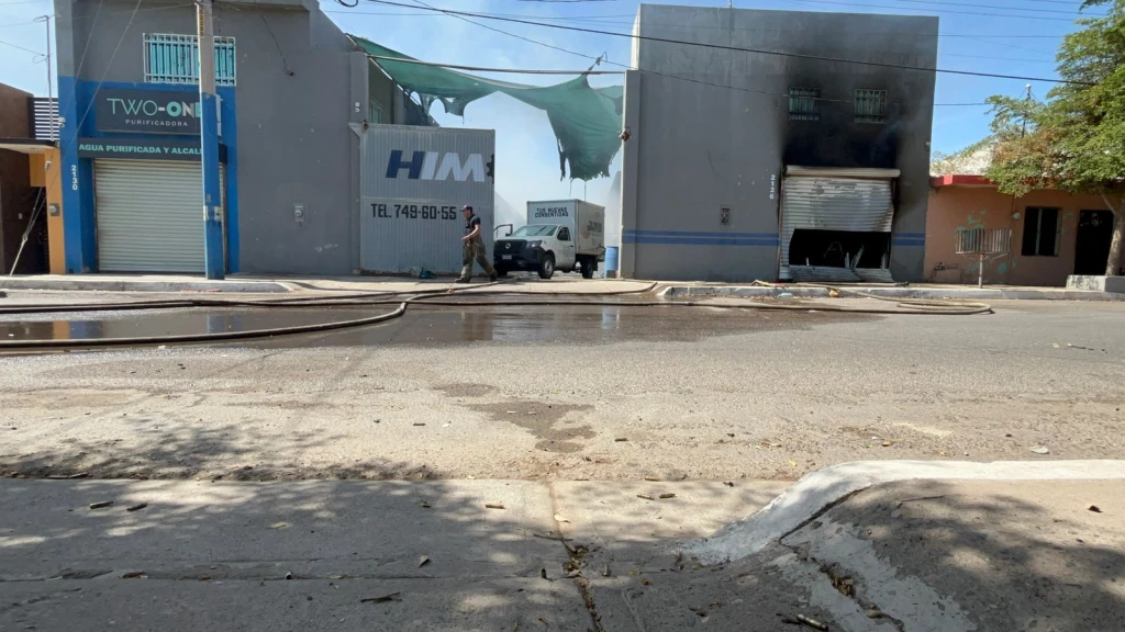 Vandalizan, balean e incendian taller mecánico y purificadora en Culiacán
