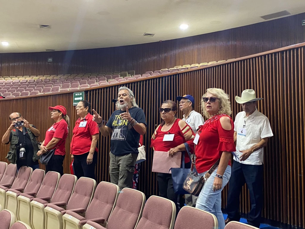 Integrantes de la CNTE se manifiestan en el Congreso de Sinaloa