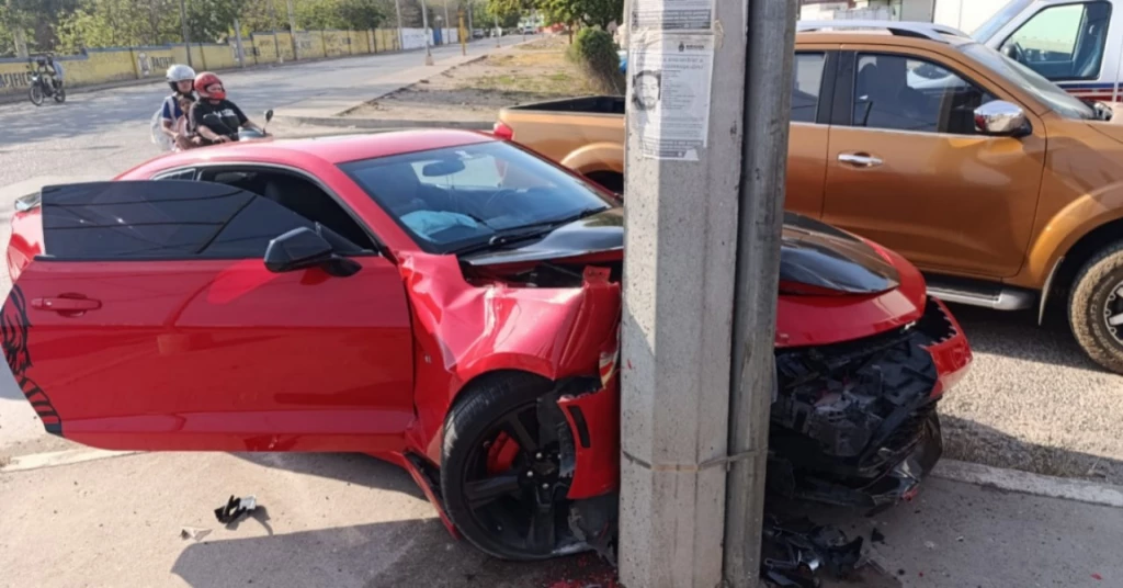 Conductor choca contra poste dejando cuatiosos daños materiales